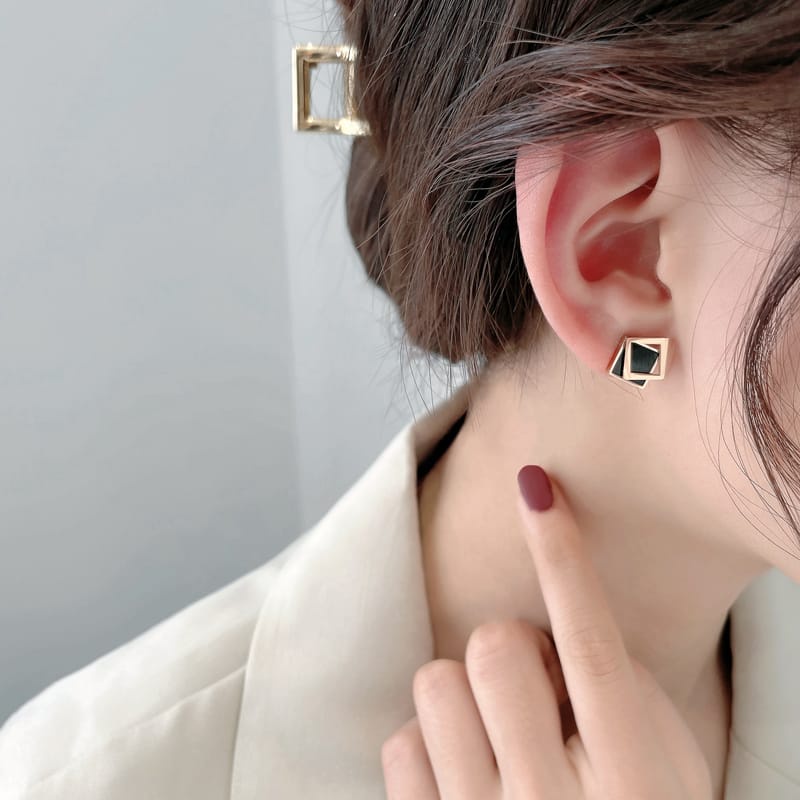 Anting Titanium Black Clover Wanita / Anting Titanium Wanita Model Baru / Anting Titanium Wanita Rem