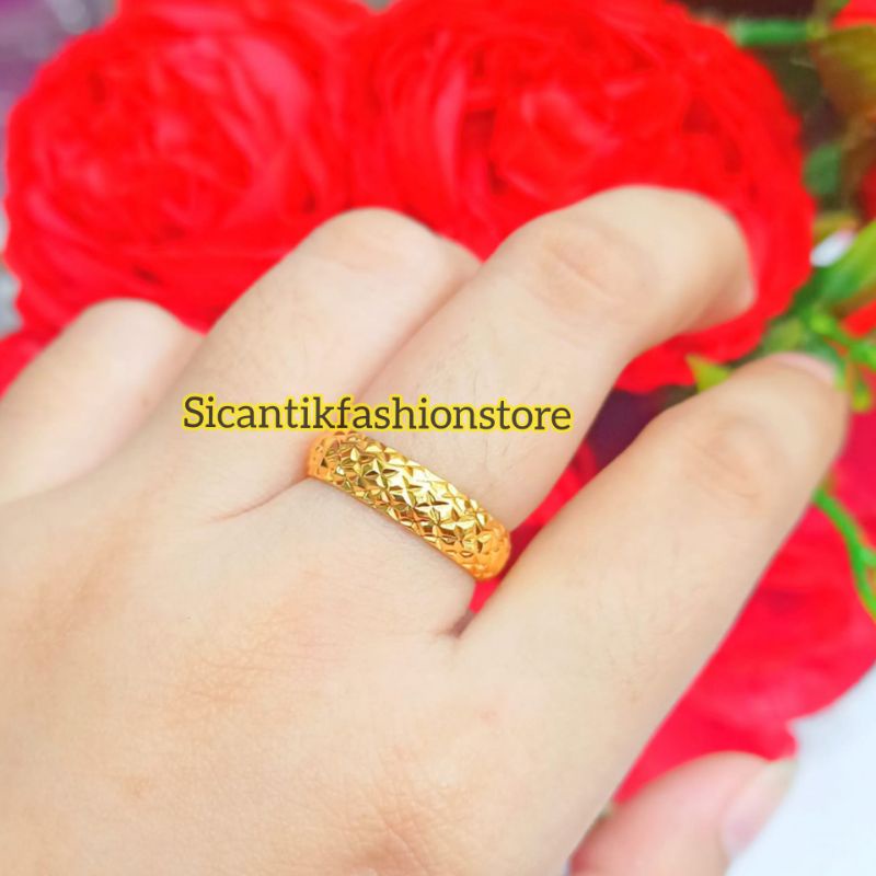 Cincin Titanium Wanita Gold Polos Anti karat Tidak luntur Cincin Wanita Kekinian Mewah Berkualitas