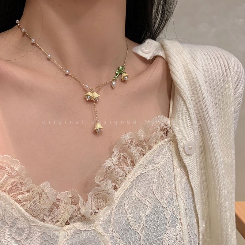 Kalung Rantai Dengan Liontin Bunga Lily + Mutiara Gaya Retro Simpel Untuk Wanita