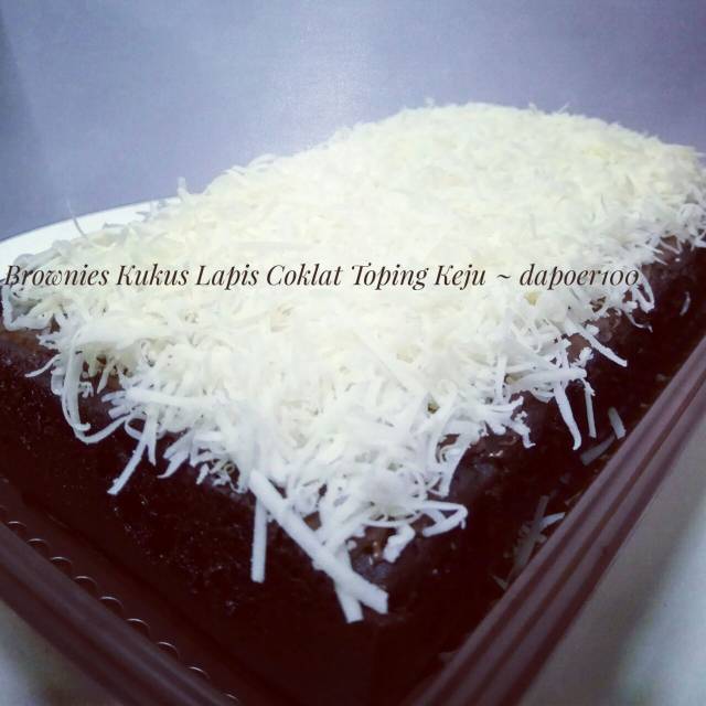 

Brownies Kukus Lapis Coklat Dengan Toping Keju