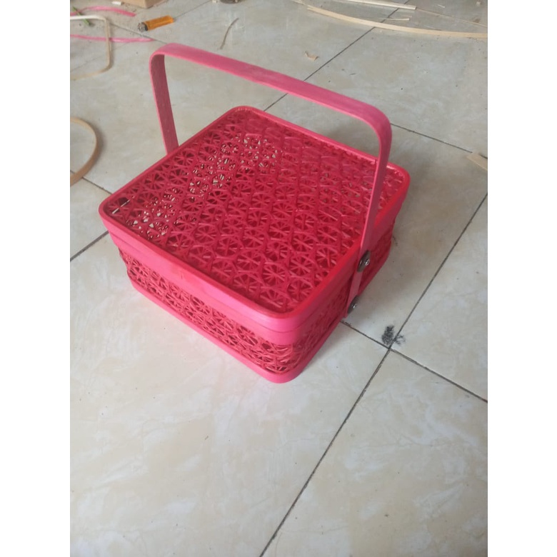 

Keranjang Bambu Merah / Hampers Bambu Merah / Hampers Bambu Sudut Bulat Truntum 25x25x12 cm