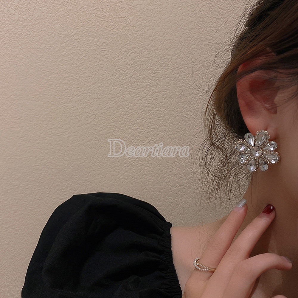 Anting Tusuk Gantung Temperament Bahan Silver Desain Bunga Hias Berlian Gaya Eropa / Amerikaretro Untuk Wanita