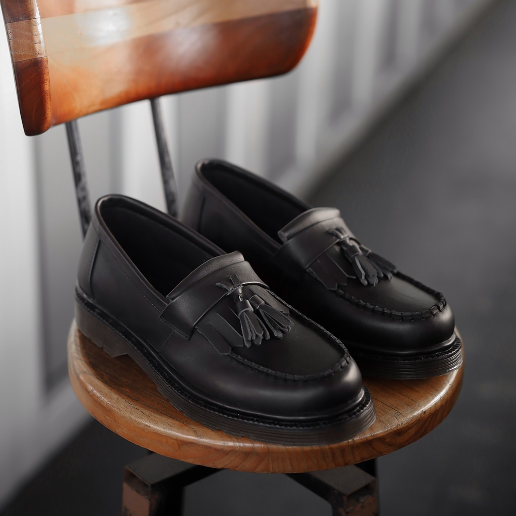 GATES BLACK SOLID ORIGINAL x KENZIOS Sepatu Loafers Hitam Kulit Sapi Asli Pria Slip On Simple Casual Semi Formal Kerja Kantor Slop Jalan Santai Hangout Pesta Kondangan Kuliah Selop Resmi Kantoran Genuine Leather Penny Loafer Kenzio Footwear Keren Terbaru