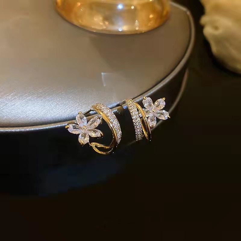 Anting Stud Desain Bunga Aksen Berlian Bahan 925 Silver Gaya Korea Untuk Wanita