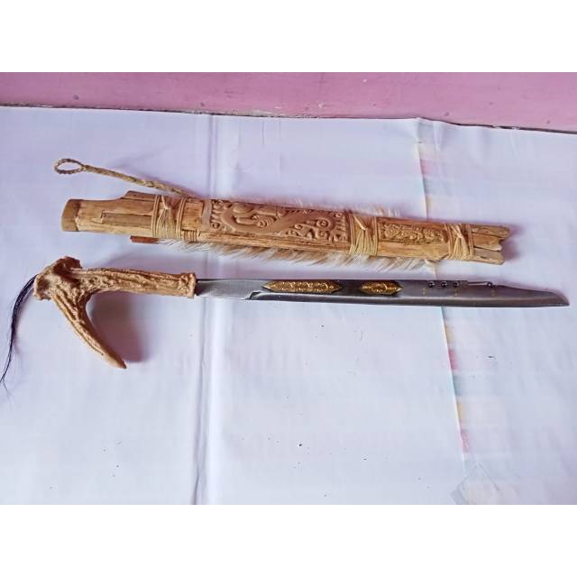 Mandau Senjata Dayak Sarung Ukir Timbul Balut Kulit Asli