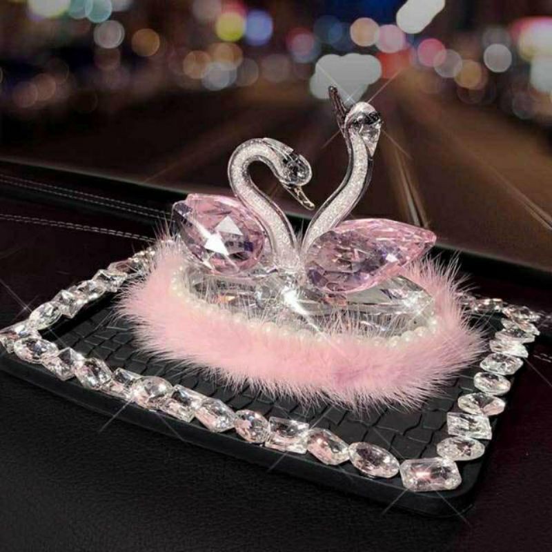 pajangan swan angsa bulu blink  Bisa isi parfume cair 10 ml Harga per pcs Tidak sama anti slip nya harga anti selip sama balon ada jual di toko sini harga per pcs ready warna putih ungu sama pink Pajangan Tempat Parfum Mobil angsa bulu  CRYSTAL  Uku