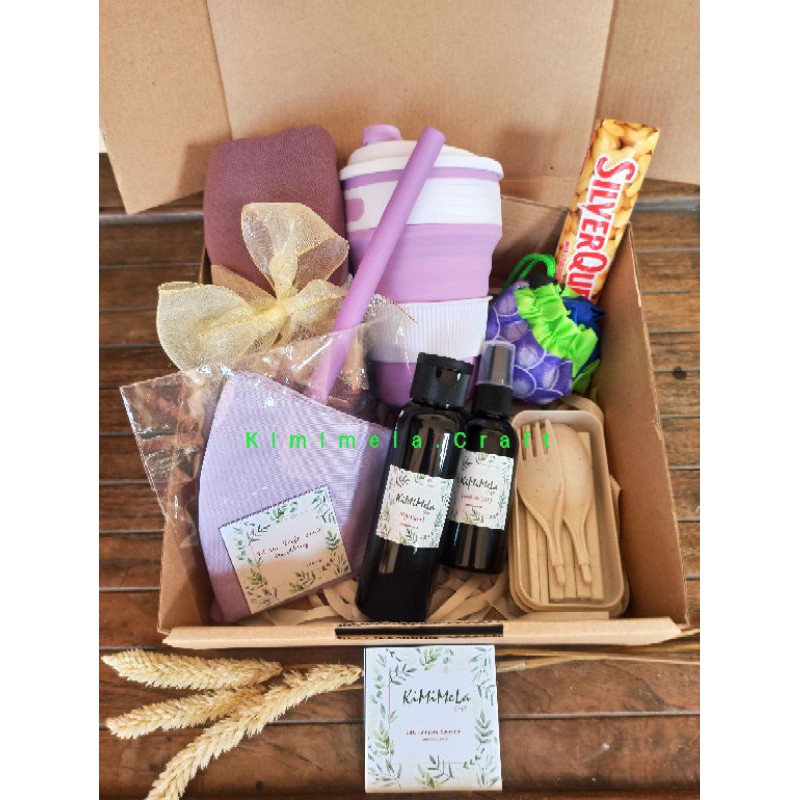 

Set Kado Hampers Giftbox Hijab New Normal Murah ulang tahun wisuda