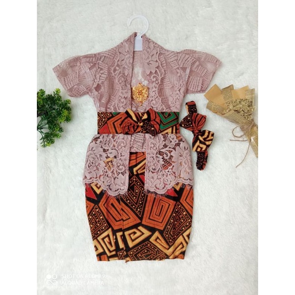 SET KEBAYA BROKAT KAMEN OBI BATIK / SET PAKAIAN ADAT BALI ANAK / KEBAYA ANAK / KAMEN ANAK