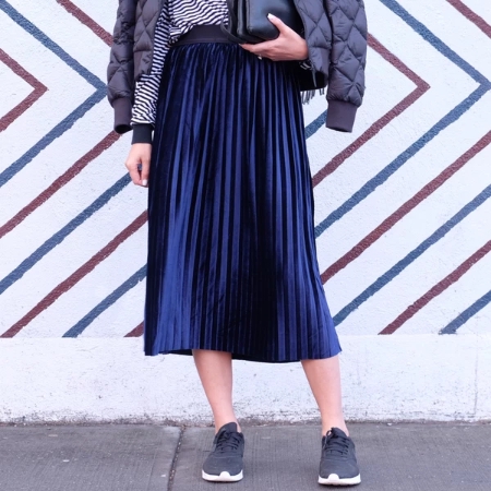 HELLO PARRY JOEY VELVET PLEATED SKIRT