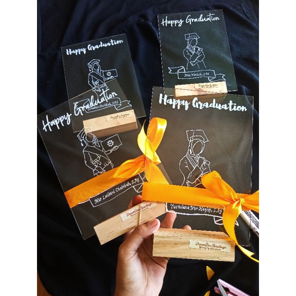 Hampers Kado Wisuda Akrilik Art Custom (Tanpa Lampu)