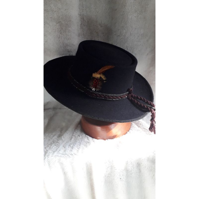 topi koboi laken