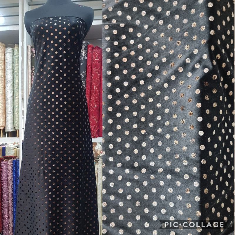 kain Bludru hitam motif polkadot