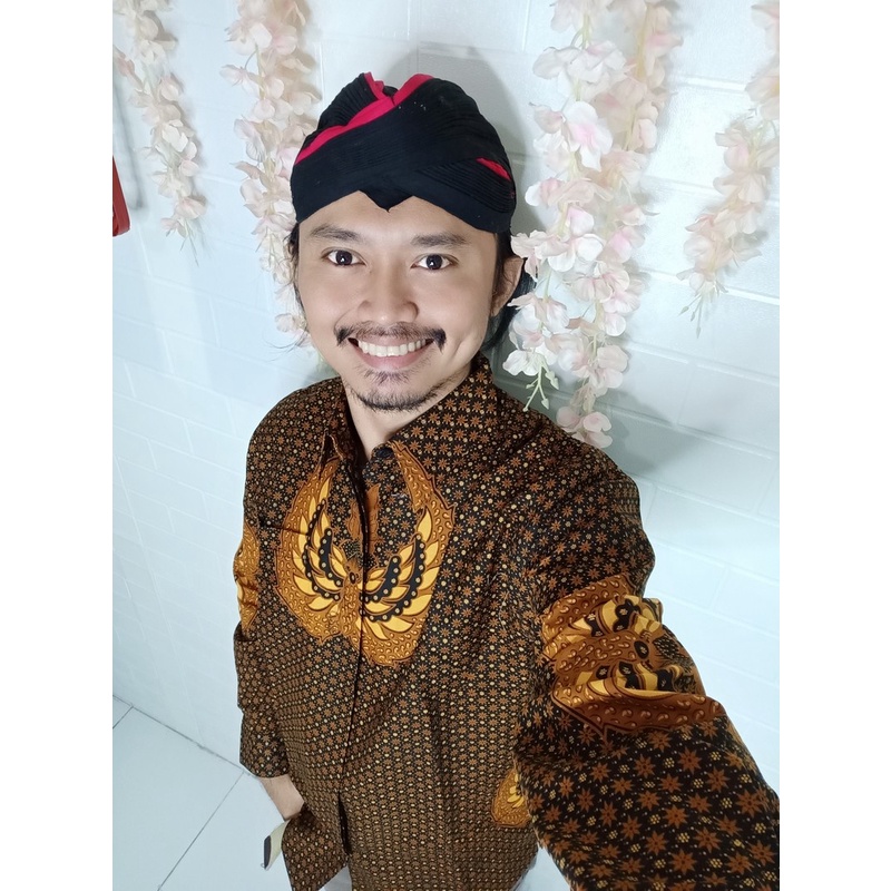 TRUNTUM GURDO ALJAYA BAJU KEMEJA BATIK PRIA SOLO LENGAN PANJANG PENDEK LAPIS FURING ATASAN PREMIUM MODERN KATUN  HALUS KEKINIAN BAUREKSO NAVY PARIKESIT MAROON SUNGUT PUTIH SISIK SOGAN OPO UNGU SUNGUT MERAH PARANG SINAR LAKESWARA AJI MERAH ANGSA KEMBAR