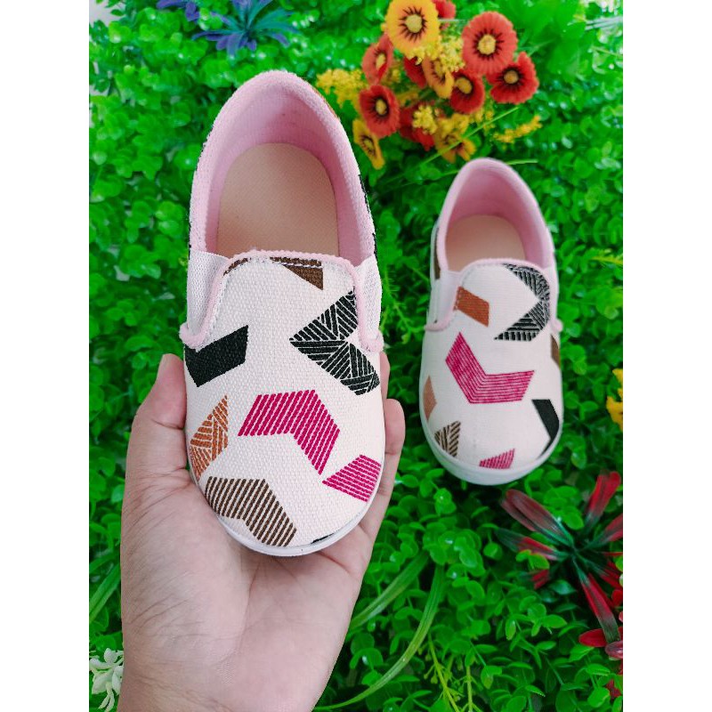 sepatu anak perempuan slip-on Arrow murah