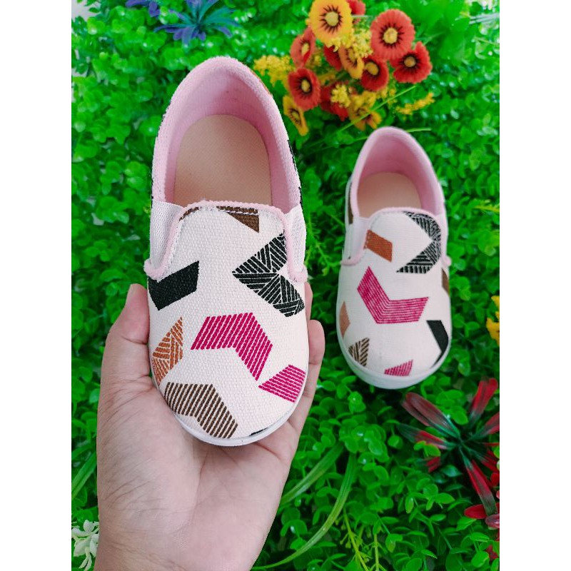 sepatu anak perempuan slip-on Arrow murah