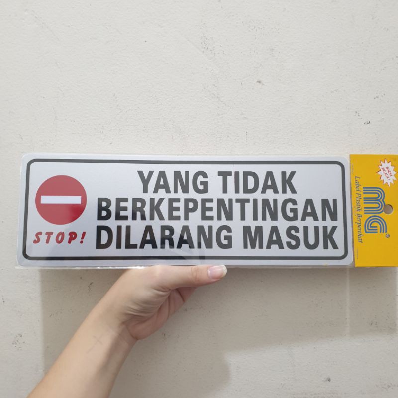 

Stiker berukuran besar dilarang masuk ; kecuali petugas; kecuali karyawan; yang tidak berkepentingan