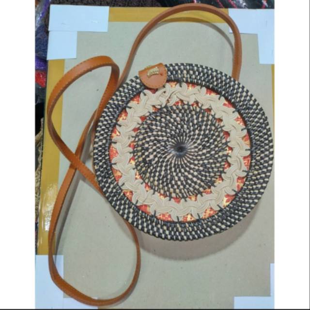 TAS SELEMPANG ROTAN BUNDAR WARNA HITAM PUTIH 20×20×7 cm SLING BAG