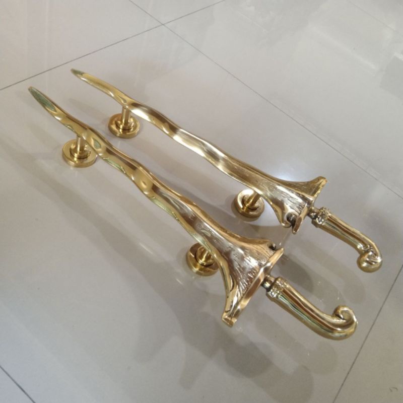Handle pintu rumah Kuningan motif keris lekuk