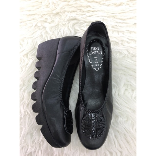 Sepatu First Contact