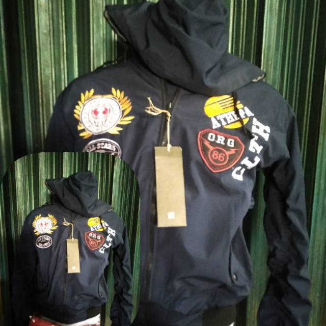Jaket bomber dengan topi