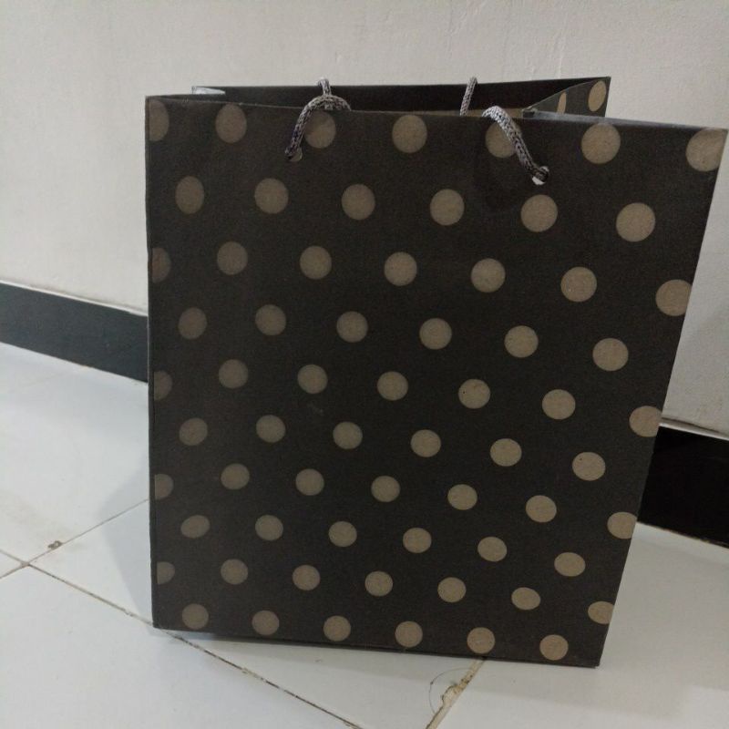 

tas souvenir dan isinya
