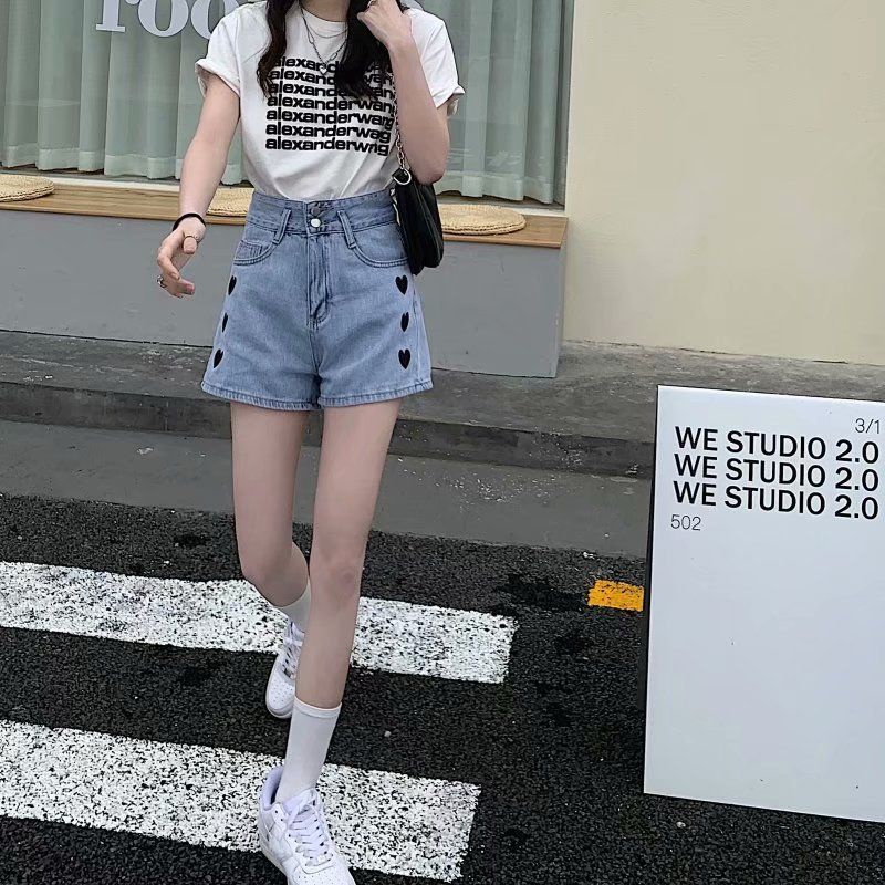 Celana  Pendek Jeans Wanita - High waist Hot Pants Jeans Love Kancing 2-  High waist Hot pants Bordir Love Gaya Korea