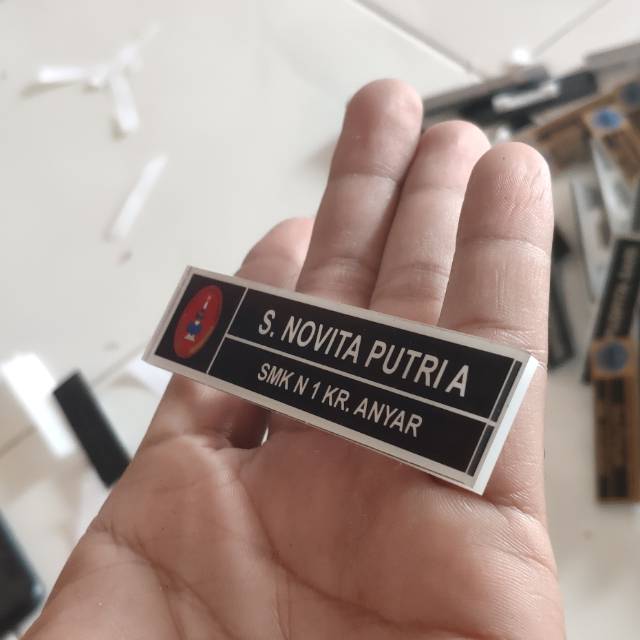 

Nama dada custom, nametag custom logo sekolah perusahaaan, double, nametag custom, pin nama dada, anti gores, anti banting minimal order 15pcs