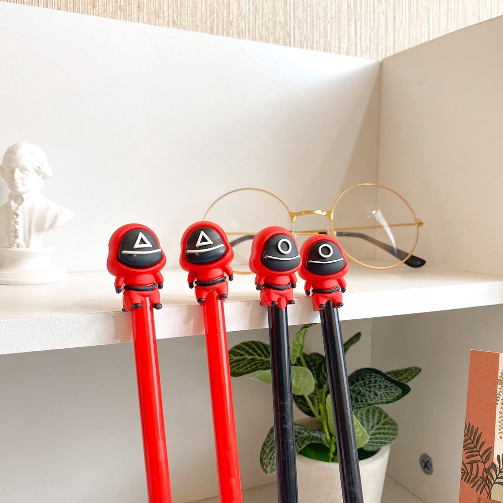 

Pen Gel Squidgame / Pulpen Gantungan Senjata Mainan Squidgame Kado Lucu Unik Balpoint Alat Tulis Sekolah Kantor