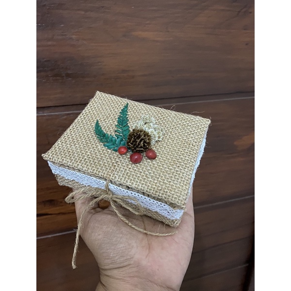 

Gift Box Premium/ Gift Box Goni/ Gift Box Hampers/ Box Hampers Imlek/ Box Hampers Valentine/ Box Hampers Idul Fitri/ Gift Box Rustic
