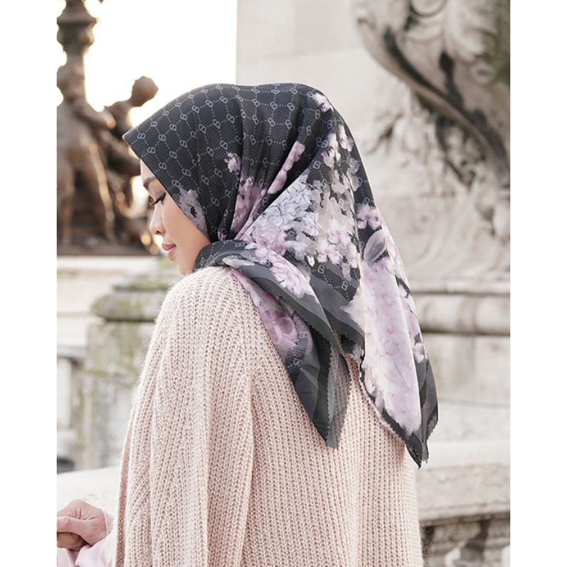 Buttonscarves Hydrangea in Noir