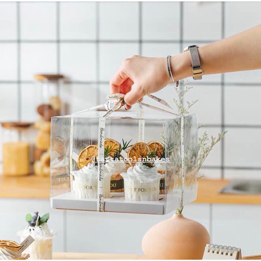 

Kotak Mika Kue Cupcake Segi Bening Transparan 18x18x14CM (for 4 cupcake bulat)