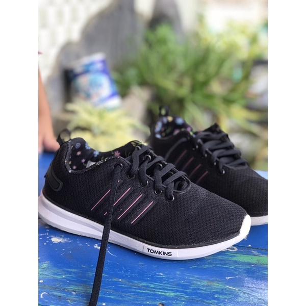 PRELOVED SEPATU HITAM TOMKINS CEWEK