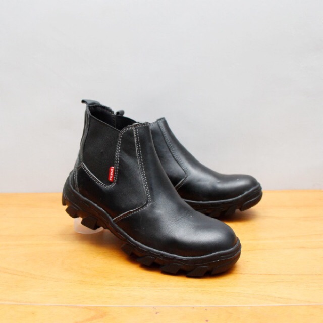 Sepatu safety boot slop bahan kulit sapi asli sp1