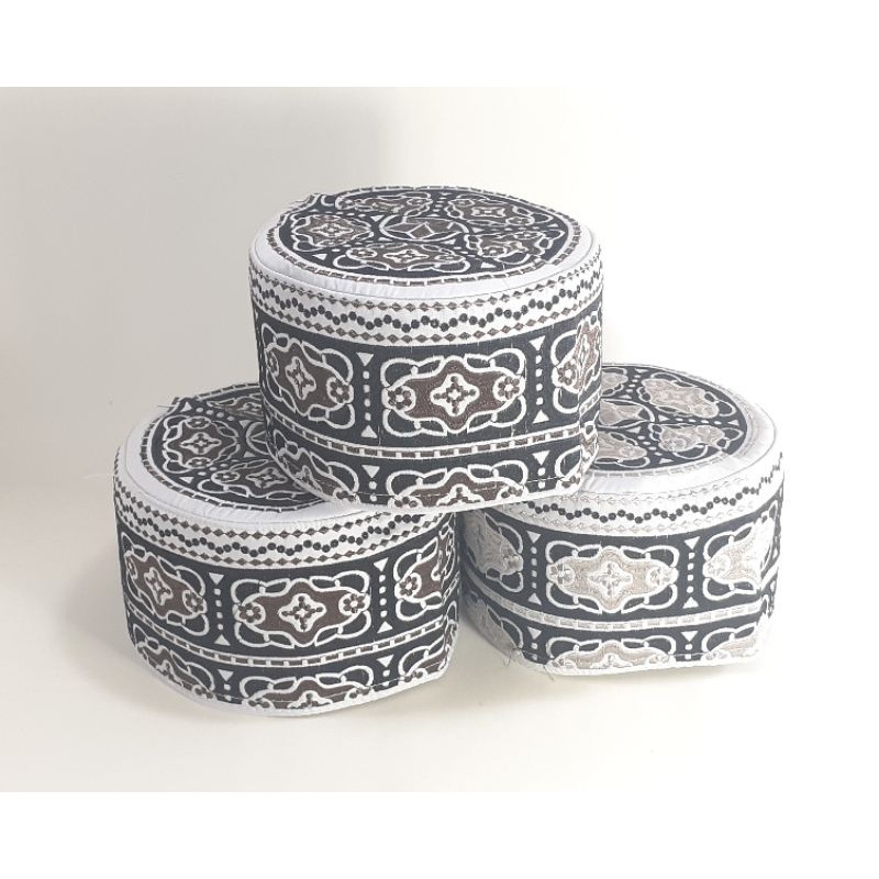 Peci Haji Oman Bangladesh Abstrak