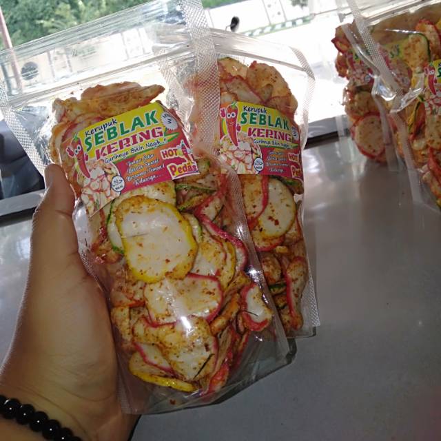 

Cemilan kerupuk seblak kering. Asli homemade