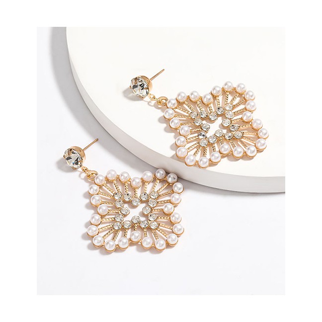 LRC Anting Tusuk Fashion Golden Floral Alloy Acrylic And Pearl Earrings K10060