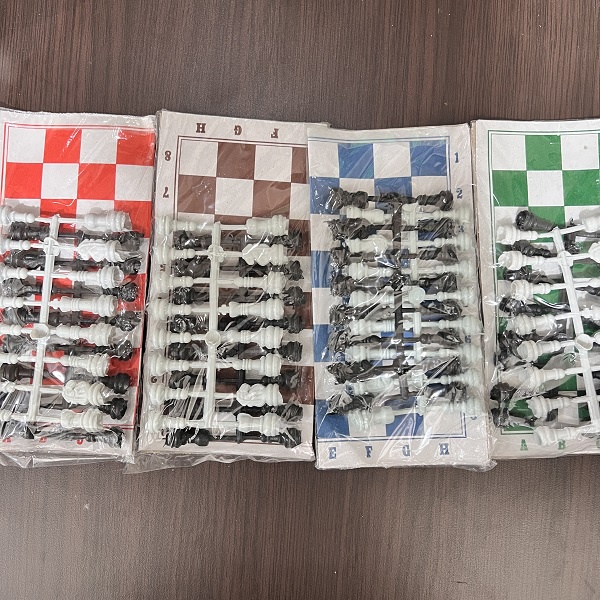 Catur Mini Mainan Anak-Anak Bahan Plastik Papan Catur Kecil Chess Mini Small Mainan Anak Plastik Murah kecil Putih Hitam bahan plastik Anak Permainan Board Game Games Papan Catur Kertas Grosir Prakarya Malang