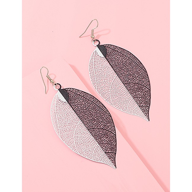 LRC Anting Gantung Fashion Black Leaf Simulation Texture Earrings D34641