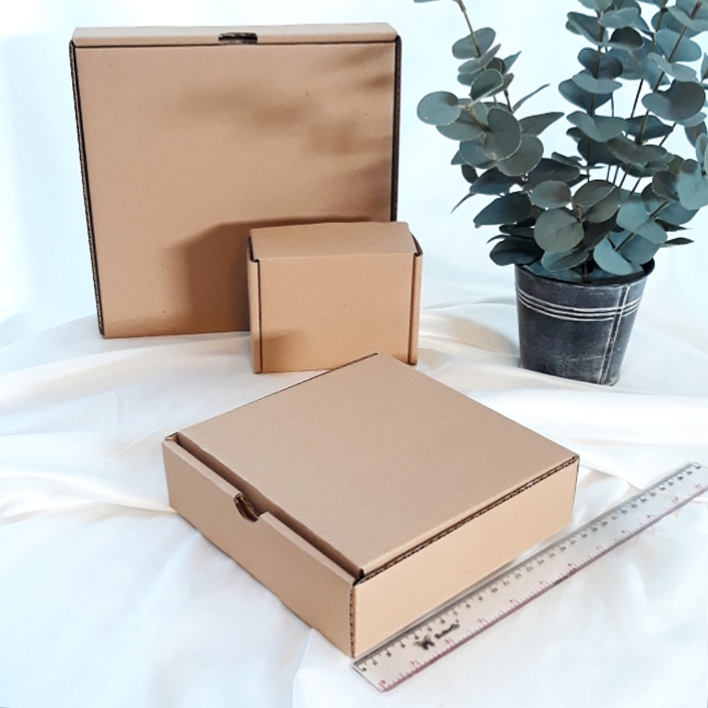 

Box packing 18x18x5 cm / dus die cut / box onlineshop / kotak kado / pizza packaging / souvenir box