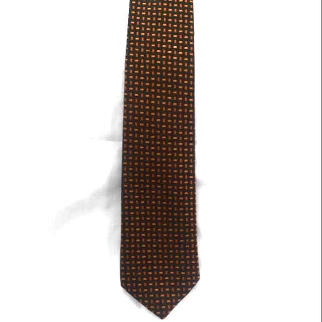 Dasi warna dasar hitam dengan motif warna merah bata