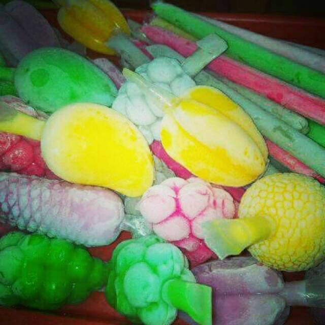 Plastik es bentuk buah