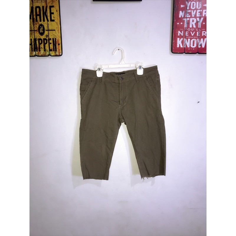 Celana Chino Pendek Hugo Gold