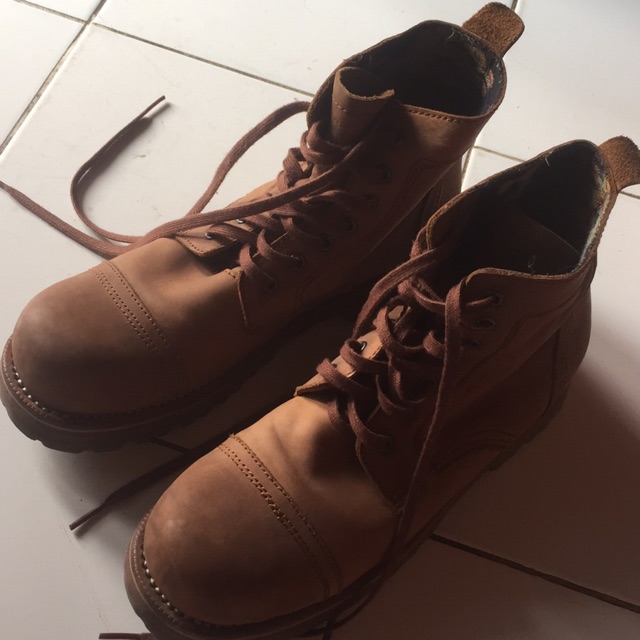 Sepatu pribadi jarang di pakai bahan kulit asli 100% made in Bandung produk dari WayoutRockNroll