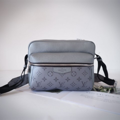 TAS SLINGBAG PRIA LOUIS VUITTON OUTDOOR MESSENGER ORIGINAL