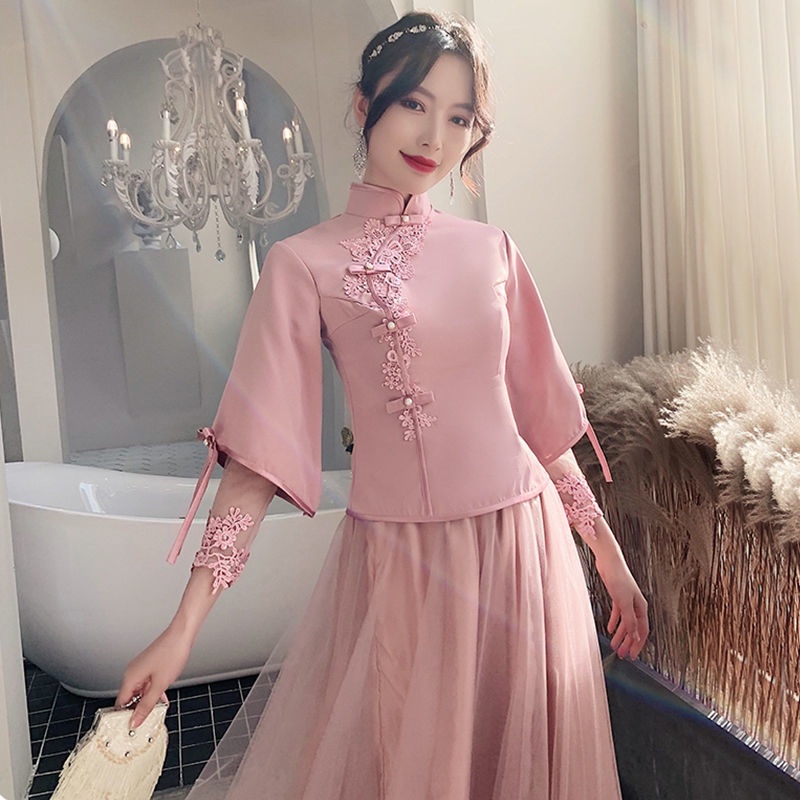 Bridesmaid dresses are long and elegant. You can usually wear Chinese retro improved cheongsam weddi