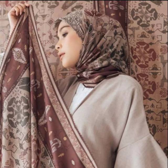 HIJAB SEGIEMPAT MOTIF SUMBA SCARF MAROON BY WEARIMG KLAMBY KW SUPER PREMIUM