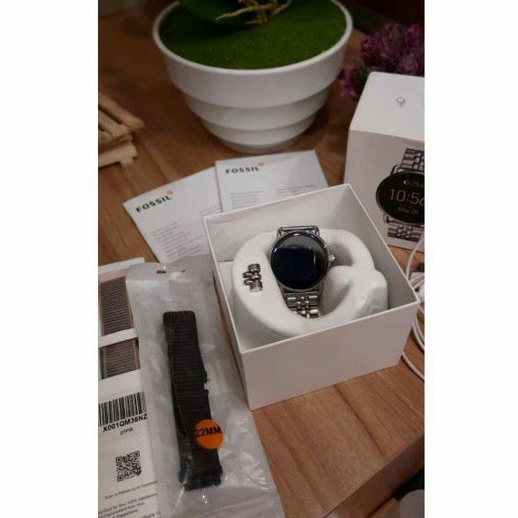 preloved fOSSIL Smart Watch Q Wander Gen 2Kondisi Mulus, Bonus Temperred Glass dan strap 2pcs