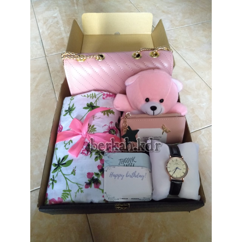 

HAMPERS, GIFT BOX, PAKET KADO, KADO ULTAH, WEDDING, VALENTINE, WISUDA, KADO WANITA