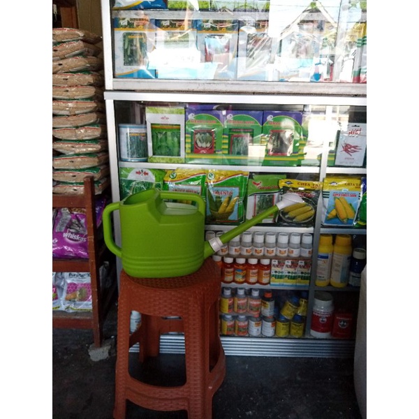 Emrat Siram Tanaman Pot Kapaaitaa 8 liter merk Takuma