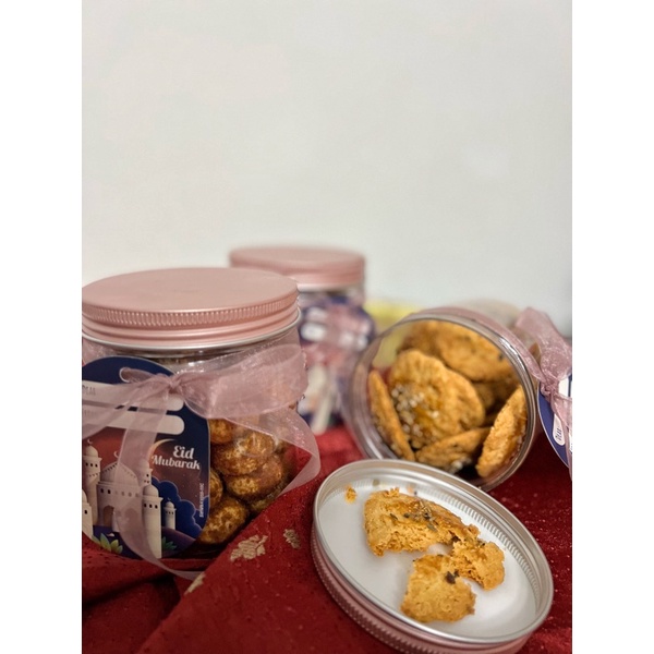 

Kue Lebaran (Garlic Cheese Cookies & Palm Cheese Cookies)